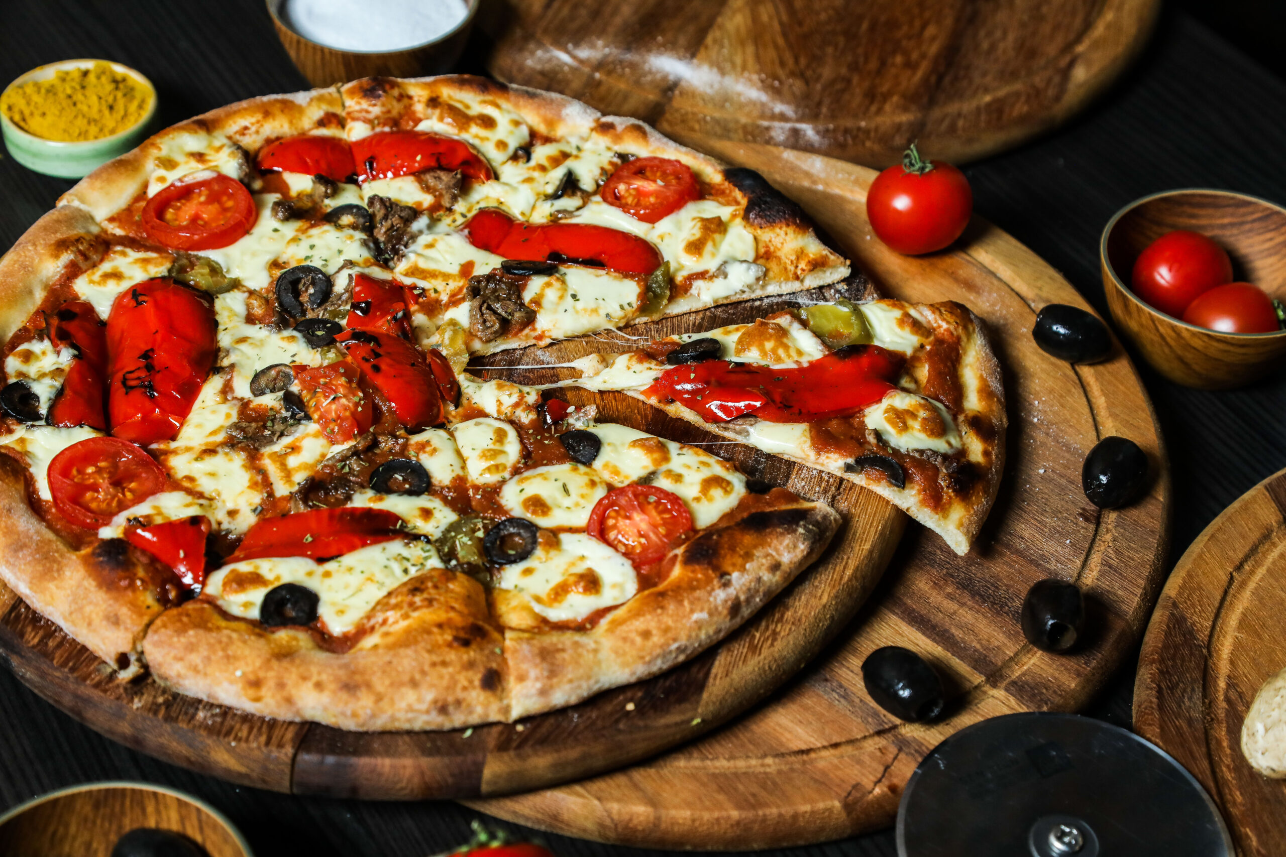 mix pizza bell pepper tomato mushroom olives cheese side view